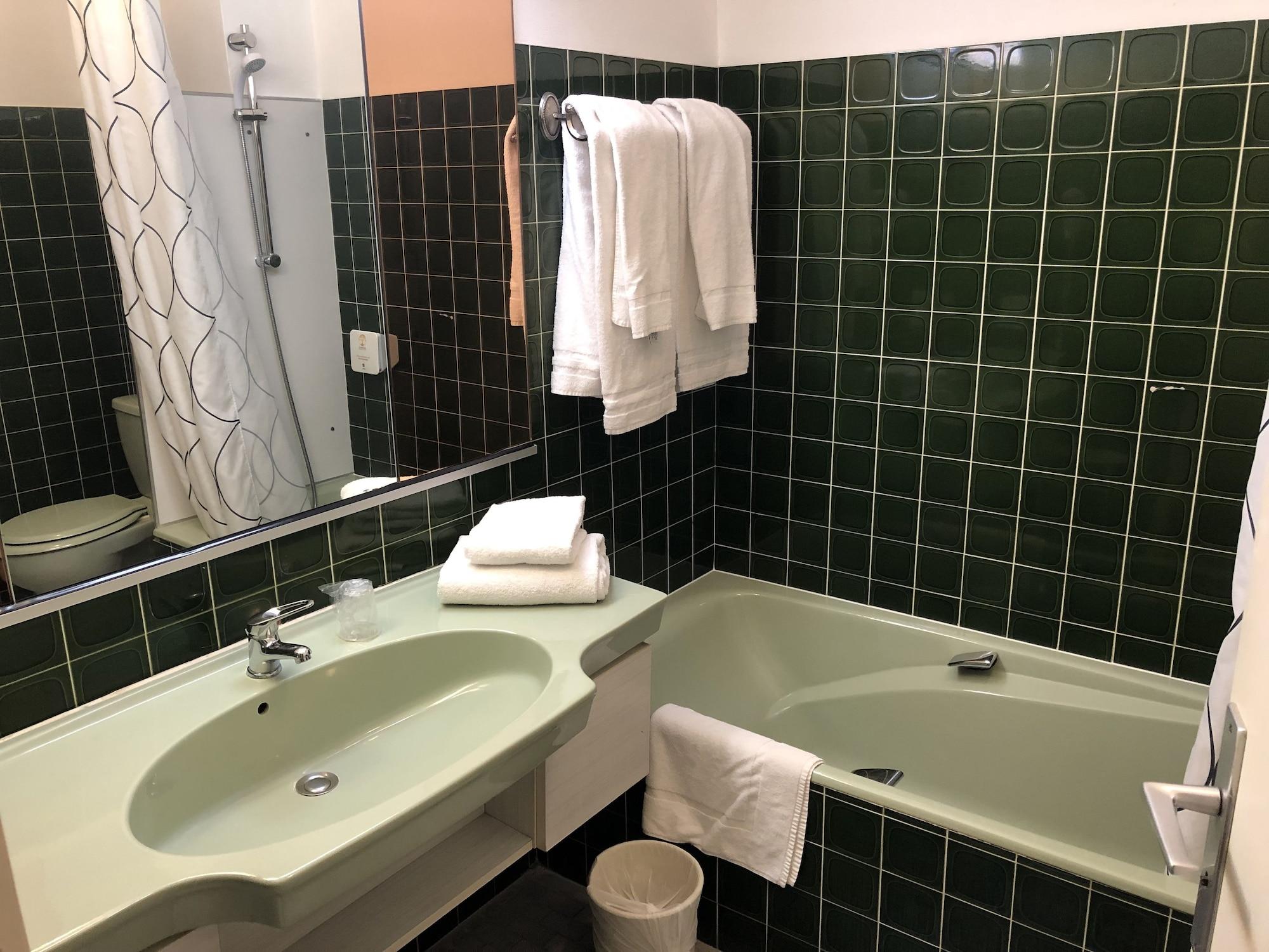 Hotel Adonis Lyon Est Artys 3*