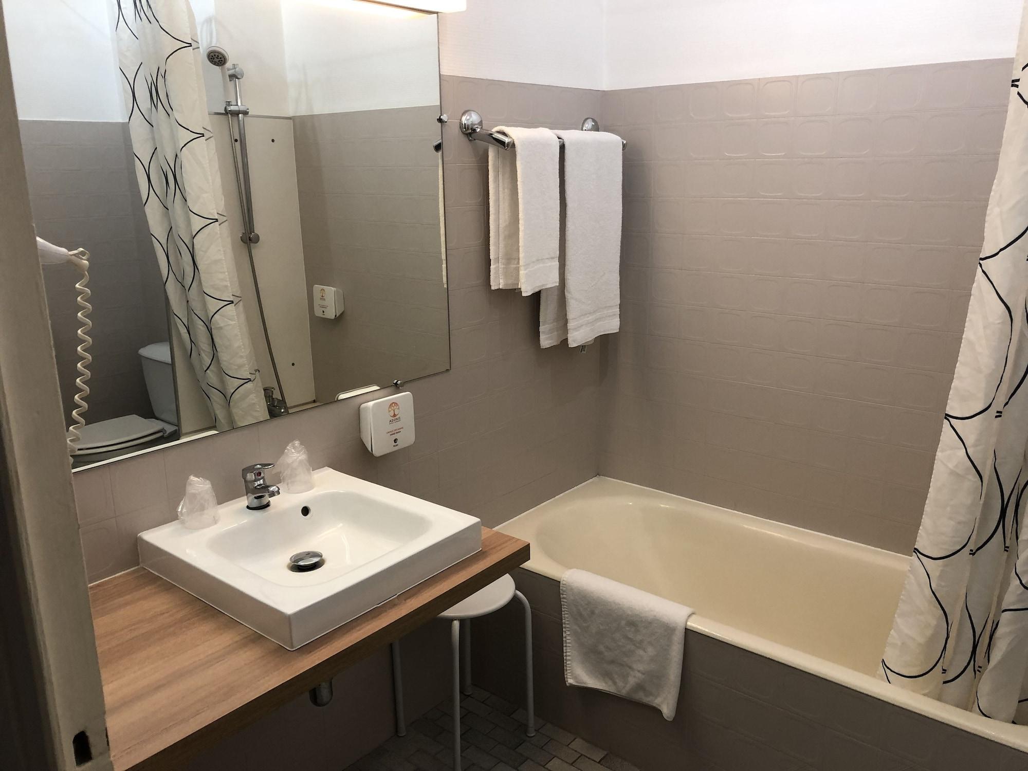 Adonis Lyon Est Artys Hotel
