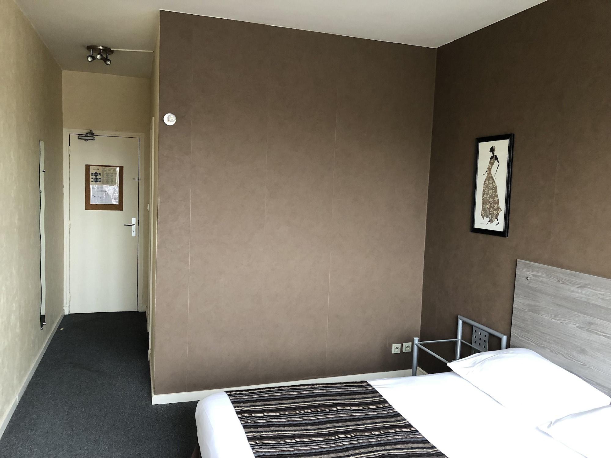 Hotel Adonis Lyon Est Artys 3*