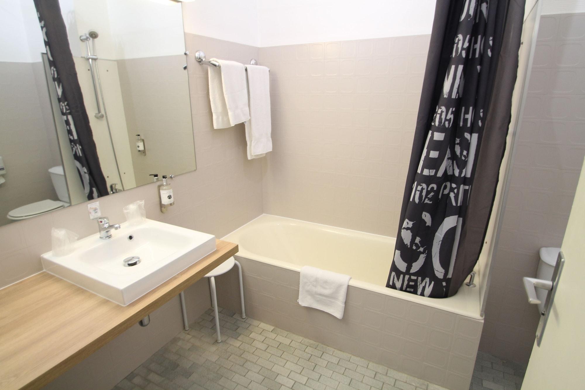 Adonis Lyon Est Artys Hotel 3*