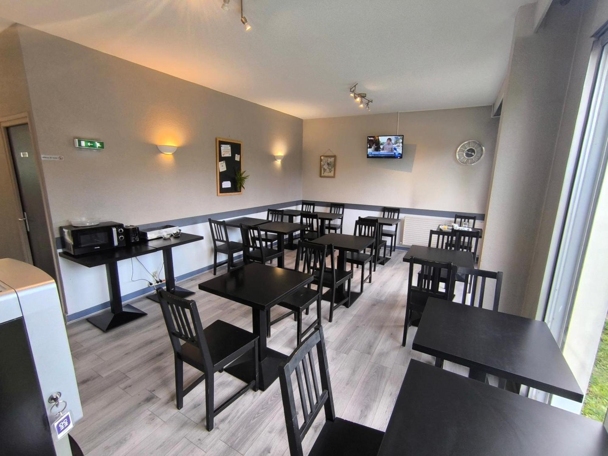 Adonis Lyon Est Artys Hotel 3*