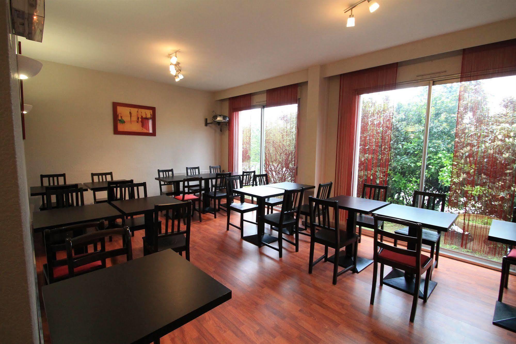 Hotel Adonis Lyon Est Artys 3*